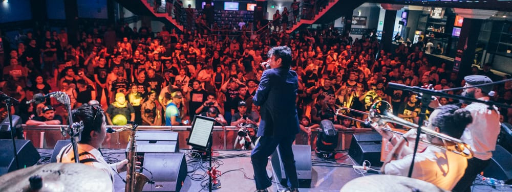 Corzario canta a su público